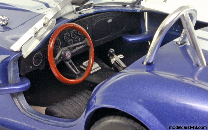 1964 - Shelby Cobra 427 S/C Road Tough 1/18 (Син / Бял) Интериор арматурно табло