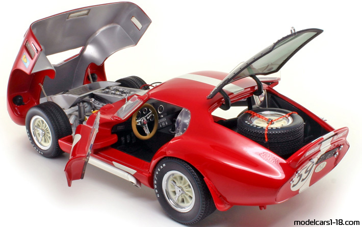 1965 - Shelby Daytona Cobra Exoto 1/18 (Червен / Бял) Отваряеми части