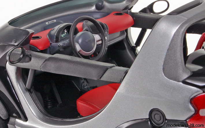 2001 - Smart Crossblade Kyosho 1/18 (Черен / Сребрист) Интериор арматурно табло