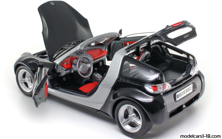2003 - Smart Roadster Coupe Bburago 1/18 (Черен / Сребрист) Отваряеми части