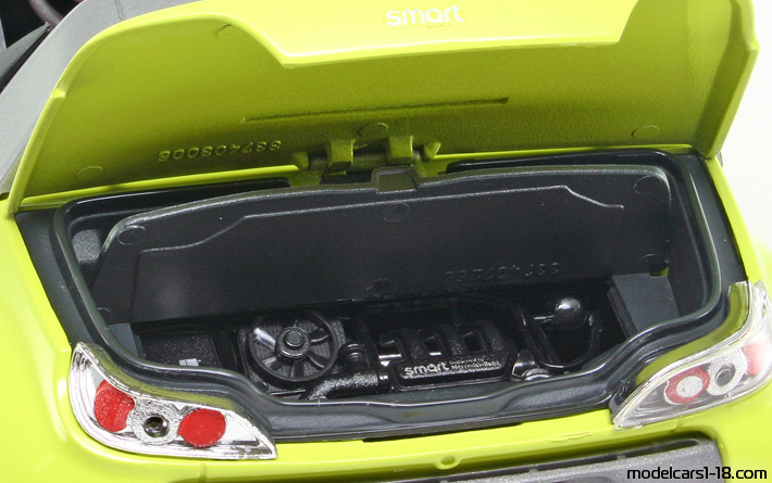 2003 - Smart Roadster Bburago 1/18 (Жълт / Сребрист) Двигател