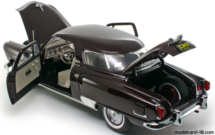 1951 - Studebaker Champion Starlight Highway 61 1/18 (Червен) Отваряеми части