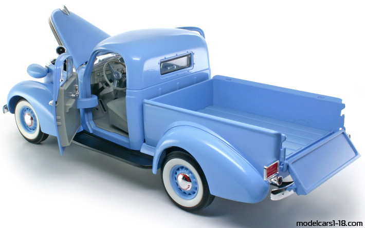 1937 - Studebaker Coupe Express Pick Up Road Signature 1/18 (Син) Отваряеми части