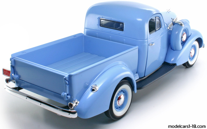 1937 - Studebaker Coupe Express Pick Up Road Signature 1/18 (Син) Задна дясна страна