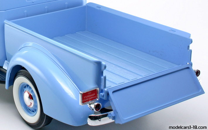 1937 - Studebaker Coupe Express Pick Up Road Signature 1/18 (Син) Багажник / Отварящи се фарове