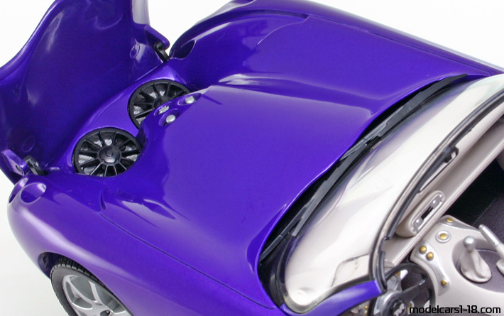 2000 - TVR Tuscan S Jadi 1/18 (Лилав) Двигател