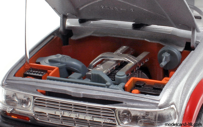 1992 - Toyota Land Cruiser FJ 80G Road Tough 1/18 (Сребрист / Червен) Двигател