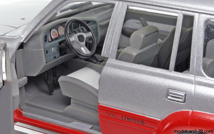 1992 - Toyota Land Cruiser FJ 80G Road Tough 1/18 (Сребрист / Червен) Интериор арматурно табло