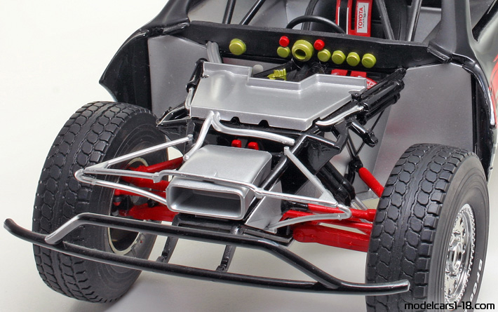 1998 - Toyota Trophy Truck AutoArt 1/18 (Черен / Бял) Двигател