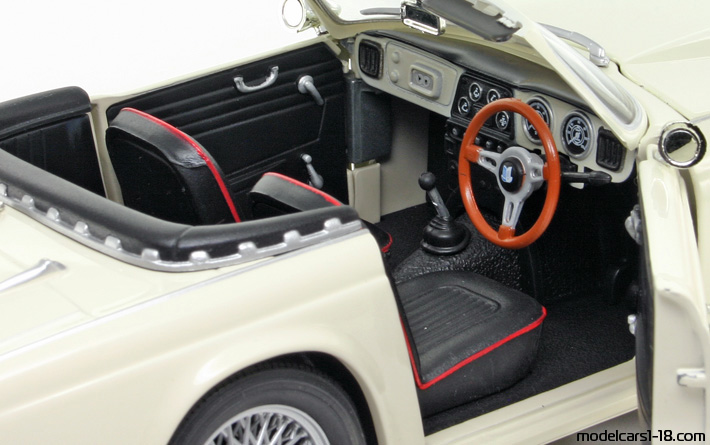 1962 - Triumph TR4 Jadi 1/18 (Бял) Интериор арматурно табло