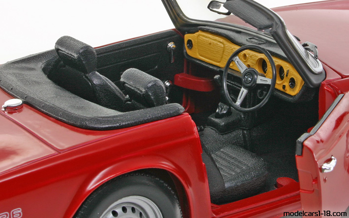 1969 - Triumph TR6 ERTL 1/18 (Червен) Интериор арматурно табло
