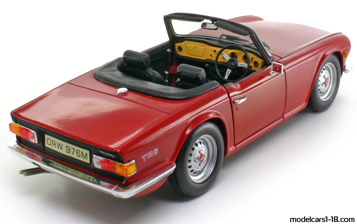 1969 - Triumph TR6 ERTL 1/18 (Червен) Задна дясна страна