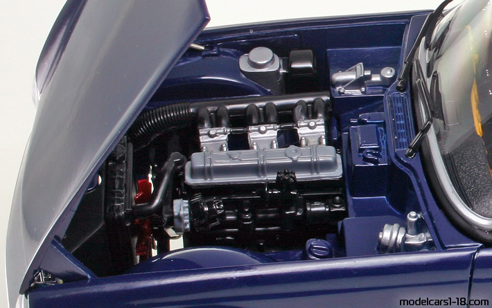 1969 - Triumph TR6 ERTL 1/18 (Син) Двигател