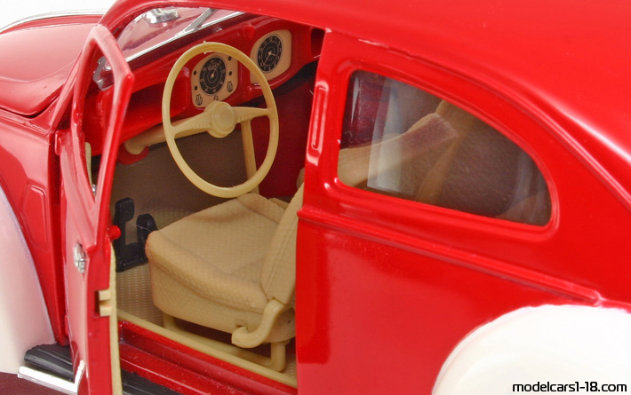 1951 - Volkswagen Beetle (Kaefer) Fire Dept / Police Maisto 1/18 (Червен / Бял) Интериор арматурно табло