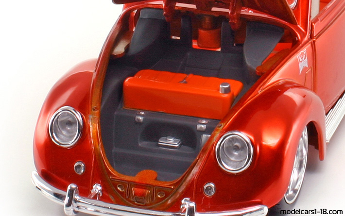1951 - Volkswagen Beetle (Kaefer) Maisto 1/18 (Червен) Багажник / Отварящи се фарове