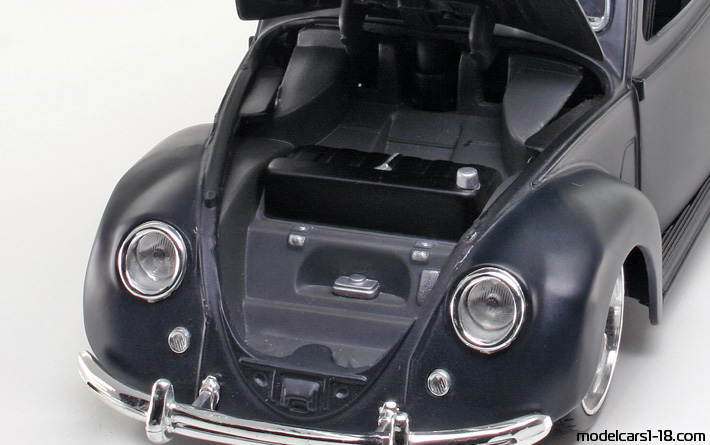 1951 - Volkswagen Beetle (Kaefer) Maisto 1/18 (Черен) Багажник / Отварящи се фарове