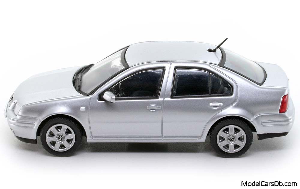 1998 - Volkswagen Bora V5 DeAgostini 1/43 (Светло сребрист) Страна