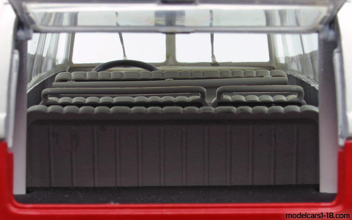1966 - Volkswagen Combi Solido 1/19 (Бял / Червен) Интериор арматурно табло