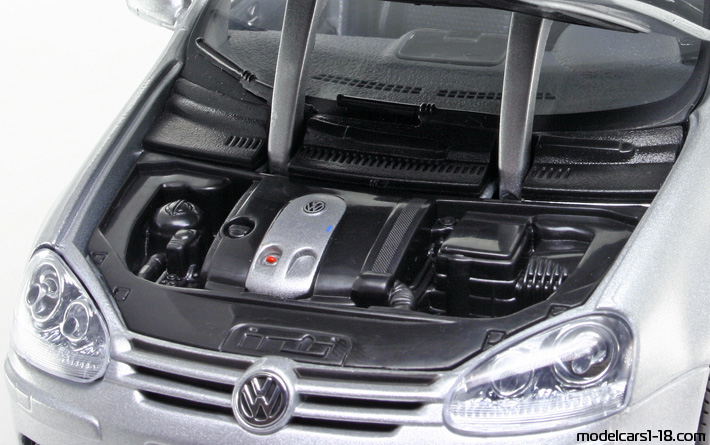 2003 - Volkswagen Golf 1.6 FSI Bburago 1/18 (Сребрист) Двигател