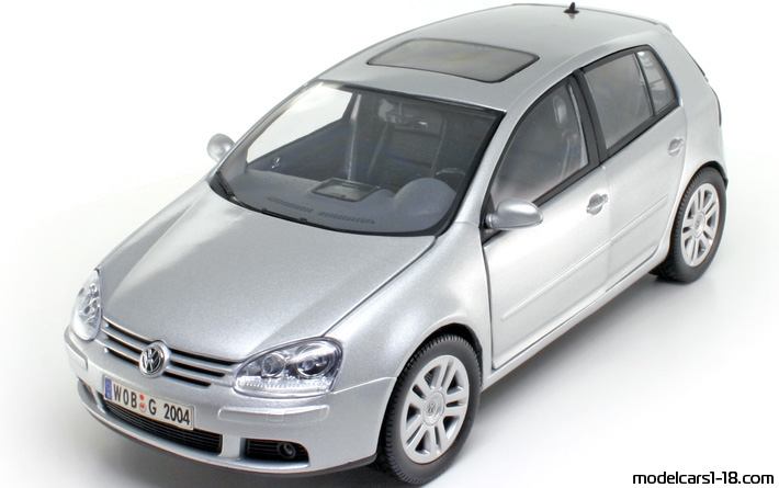 2003 - Volkswagen Golf 1.6 FSI Bburago 1/18 (Сребрист) Предна лява страна