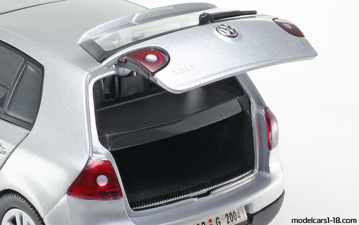 2003 - Volkswagen Golf 1.6 FSI Bburago 1/18 (Сребрист) Багажник / Отварящи се фарове