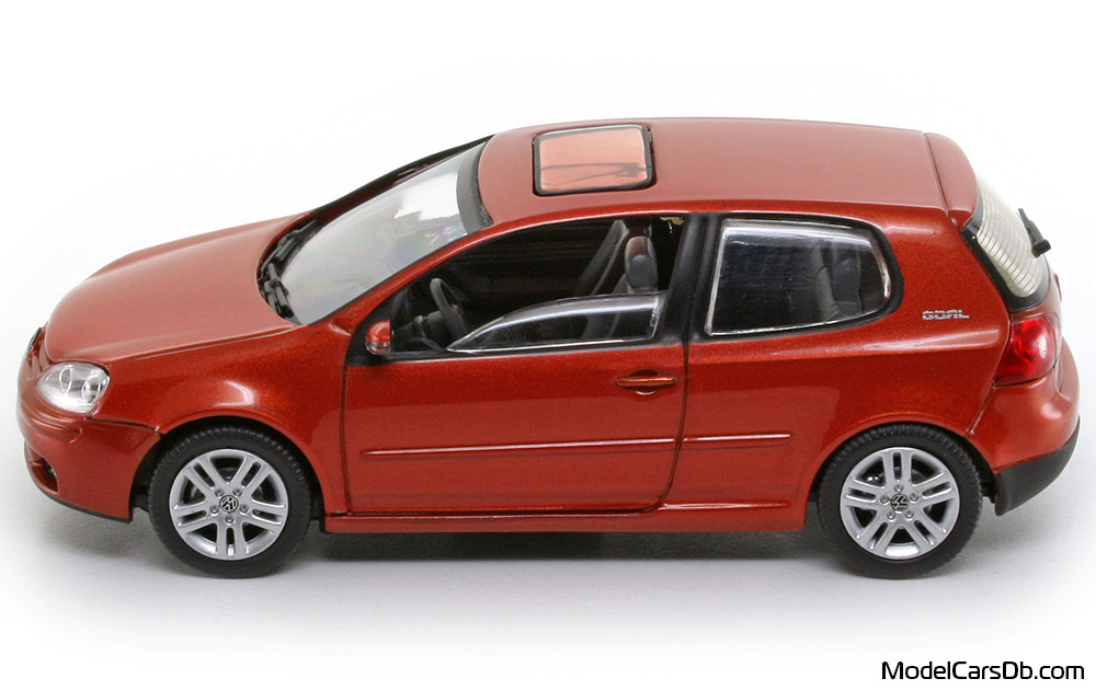 2006 - Volkswagen Golf 2.0 DTI Schuco 1/43 (Червен) Страна