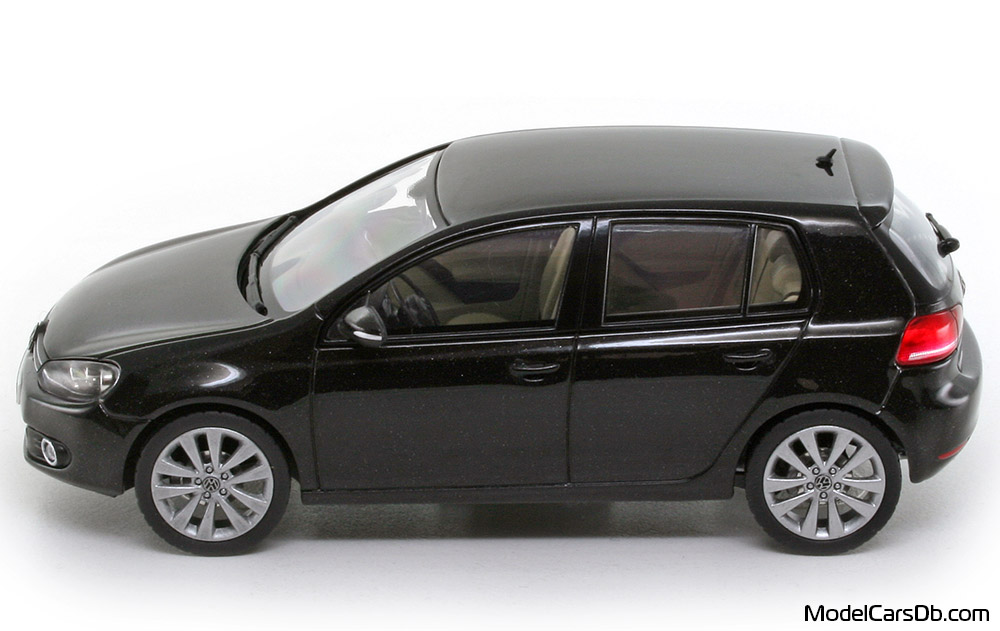 2008 - Volkswagen Golf TSI Schuco 1/43 (Черен) Страна