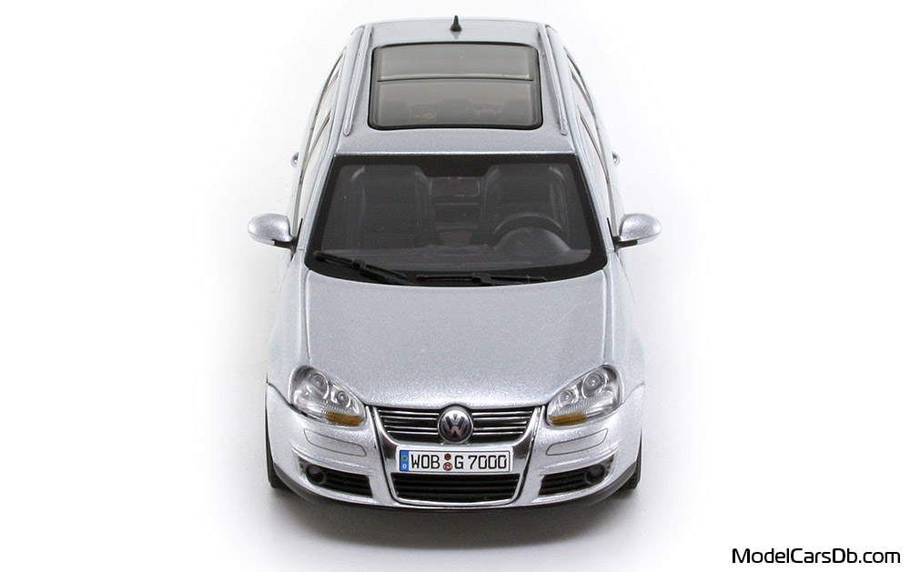 2007 - Volkswagen Golf Variant AutoArt 1/43 (Сребрист) Предница
