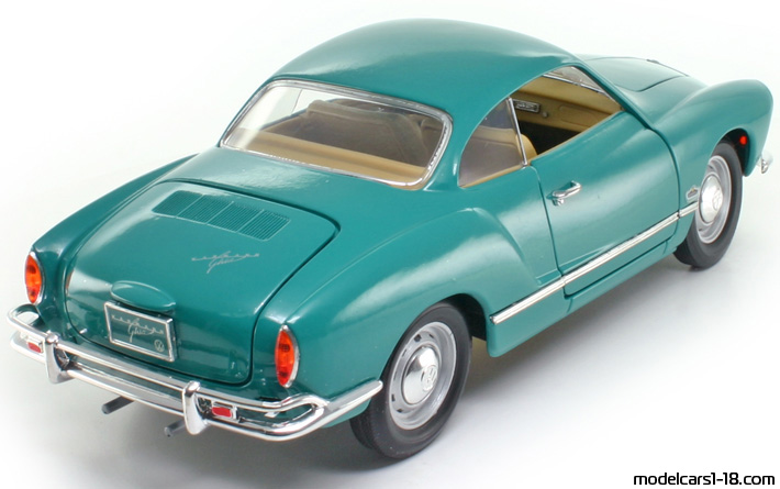 1966 - Volkswagen Karmann-Ghia Road Legends 1/18 (Зелен) Задна дясна страна
