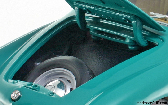 1966 - Volkswagen Karmann-Ghia Road Legends 1/18 (Зелен) Багажник / Отварящи се фарове