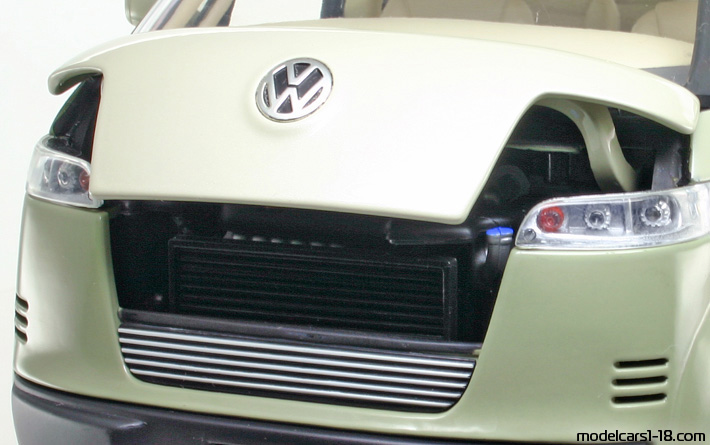 2002 - Volkswagen Microbus Concept Revell 1/18 (Кафяв / Злаетн) Двигател