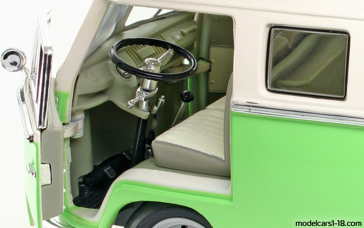 1962 - Volkswagen Microbus Road Signature 1/18 (Зелен / Бял) Интериор арматурно табло