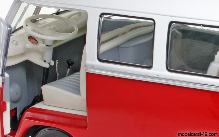 1962 - Volkswagen Microbus Welly 1/18 (Червен / Бял) Интериор арматурно табло