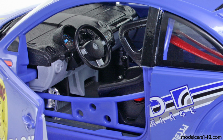2000 - Volkswagen New Beetle RSI Cup Bburago 1/18 (Син / Жълт) Интериор арматурно табло