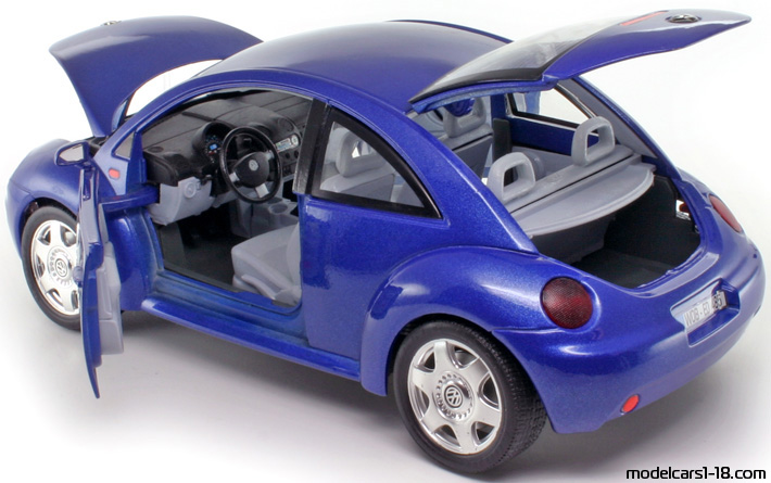 1998 - Volkswagen New Beetle Bburago 1/18 (Син) Отваряеми части
