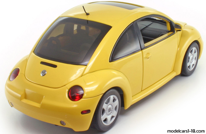 1999 - Volkswagen New Beetle AutoArt 1/18 (Жълт) Задна дясна страна