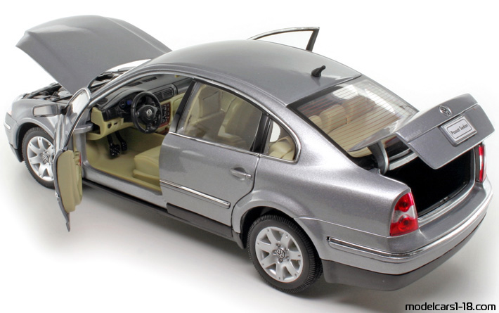 2001 - Volkswagen Passat V6 4Motion Welly 1/18 (Сив) Отваряеми части