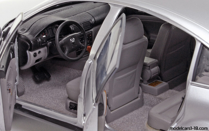 1998 - Volkswagen Passat Anson 1/18 (Светло сребрист) Интериор арматурно табло