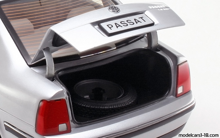 1998 - Volkswagen Passat Anson 1/18 (Светло сребрист) Багажник / Отварящи се фарове