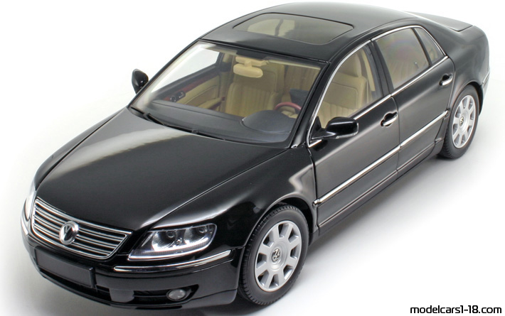 2002 - Volkswagen Phaeton W12 AutoArt 1/18 (Черен) Предна лява страна