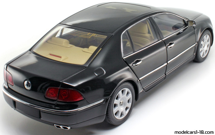2002 - Volkswagen Phaeton W12 AutoArt 1/18 (Черен) Задна дясна страна