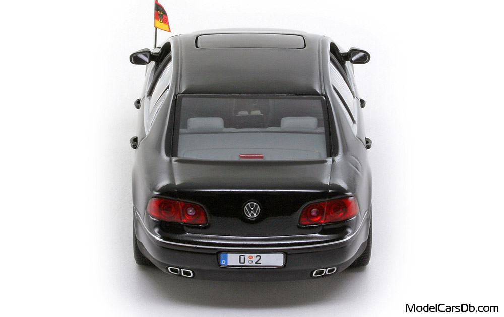 2002 - Volkswagen Phaeton W12 Minichamps 1/43 (Черен) Задница