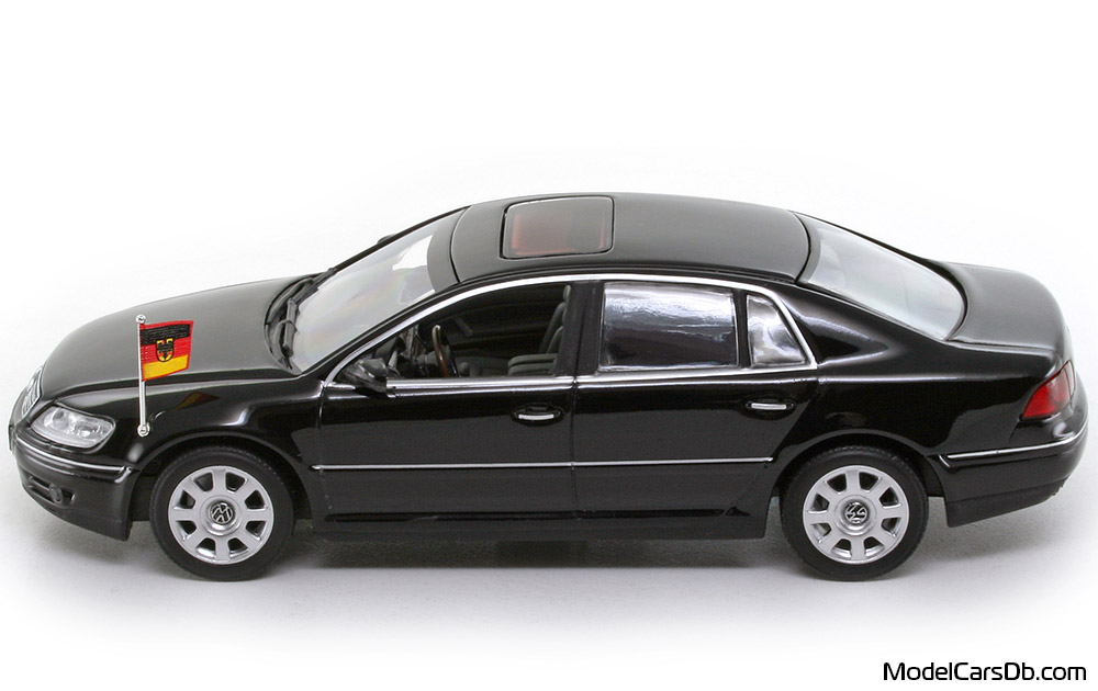 2002 - Volkswagen Phaeton W12 Minichamps 1/43 (Черен) Страна