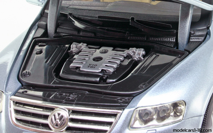 2002 - Volkswagen Touareg V10 TDI Bburago 1/18 (Син) Двигател