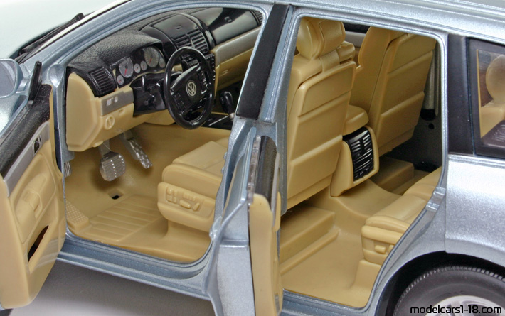 2002 - Volkswagen Touareg V10 TDI Bburago 1/18 (Син) Интериор арматурно табло