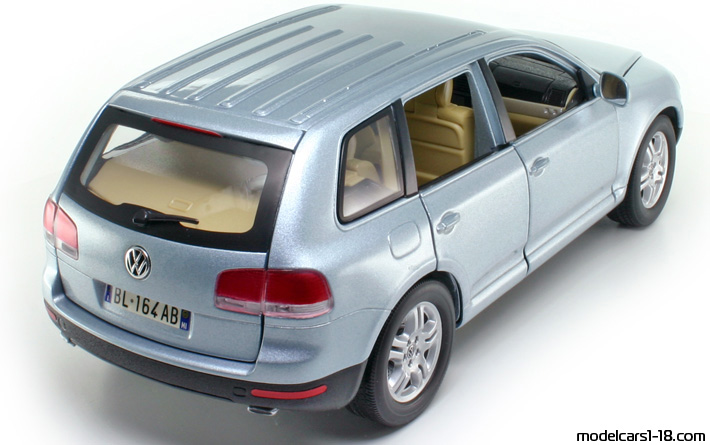 2002 - Volkswagen Touareg V10 TDI Bburago 1/18 (Син) Задна дясна страна