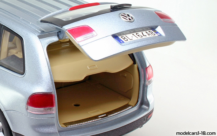2002 - Volkswagen Touareg V10 TDI Bburago 1/18 (Син) Багажник / Отварящи се фарове