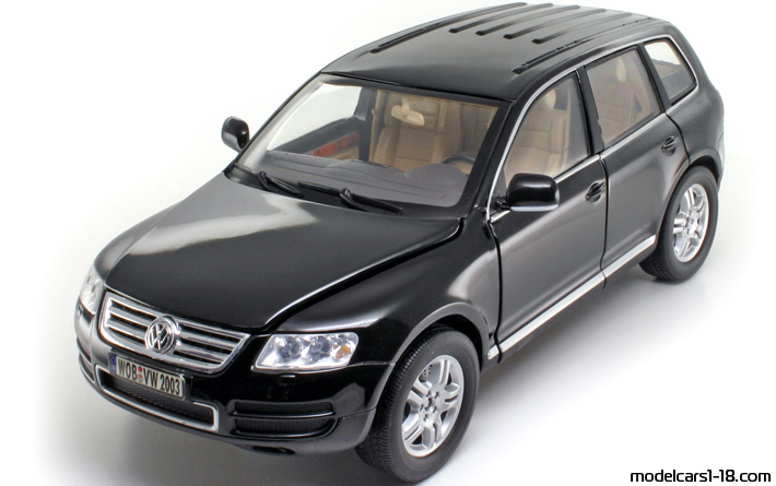2002 - Volkswagen Touareg V10 TDI Bburago 1/18 (Черен) Предна лява страна