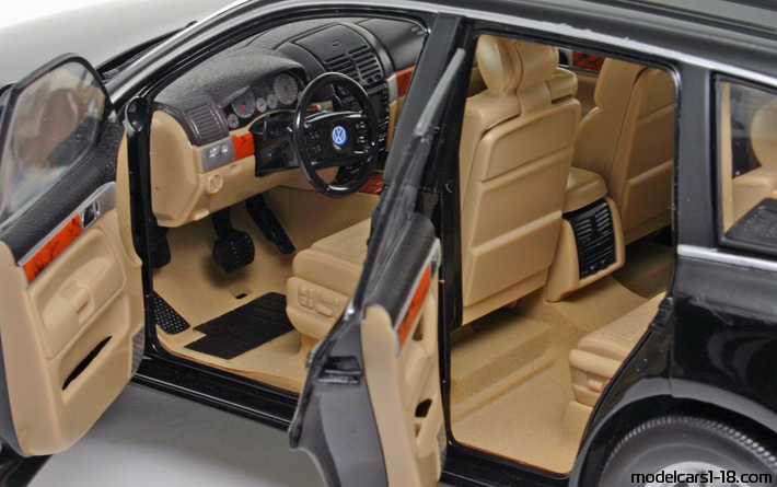 2002 - Volkswagen Touareg V10 TDI Bburago 1/18 (Черен) Интериор арматурно табло