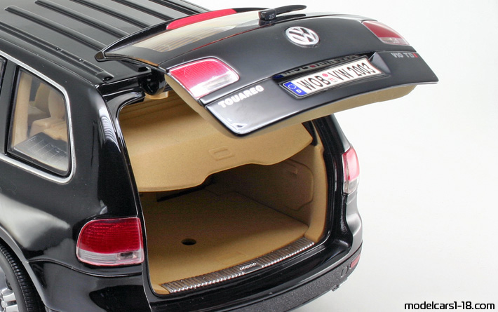 2002 - Volkswagen Touareg V10 TDI Bburago 1/18 (Черен) Багажник / Отварящи се фарове